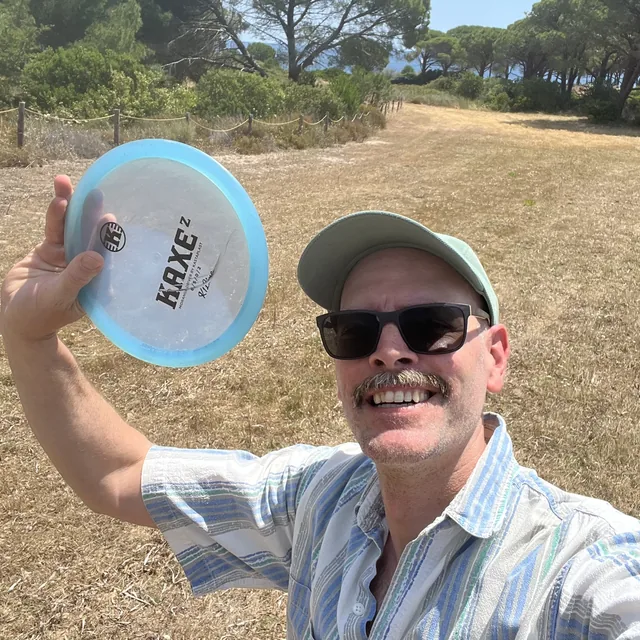 Moritz Köditz with a disc on the course